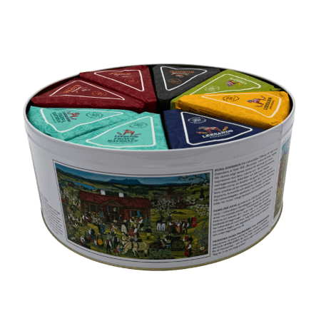 Round Bread Tin Stina seen from the side with visible Triangular Crispbreads in different colors.